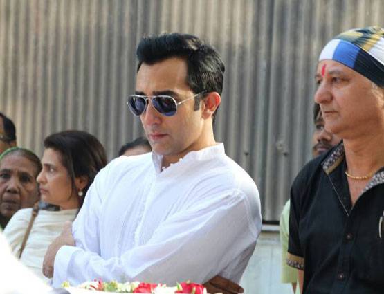 पापा के निधन पर ऐसे दिखे अक्षय खन्ना, अमिताभ समेत पहुंचे ये सेलेब्स