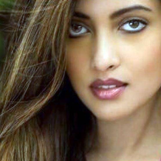 PHOTOS: एक समय MMS हुआ था लीक, अब कराया TOPLESS PHOTOSHOOT