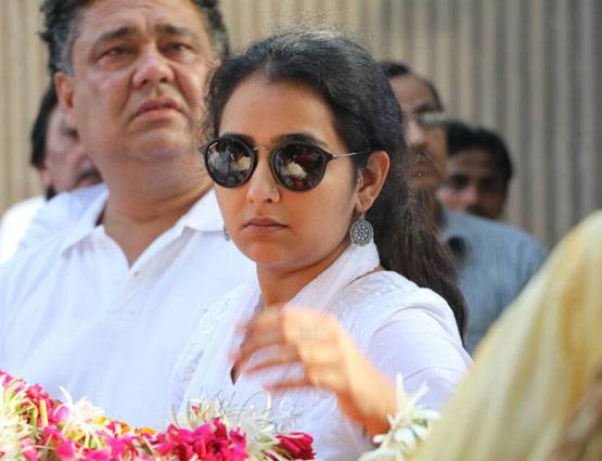 पापा के निधन पर ऐसे दिखे अक्षय खन्ना, अमिताभ समेत पहुंचे ये सेलेब्स