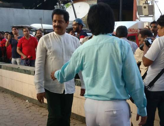 पापा के निधन पर ऐसे दिखे अक्षय खन्ना, अमिताभ समेत पहुंचे ये सेलेब्स