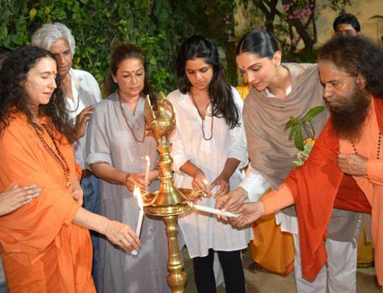 गंगा आरती करने ऋषिकेश पहुंची दीपिका, देखें PHOTOS