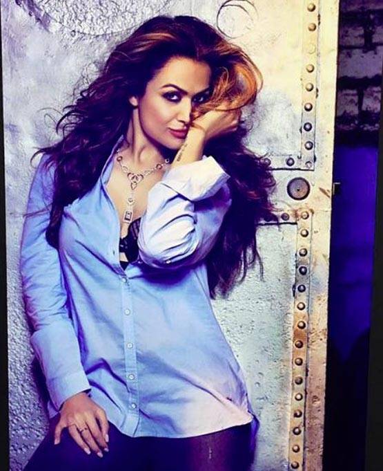 मैग्जीन के कवर पेज पर छाईं मलाइका और अमृता, देखें PHOTOS