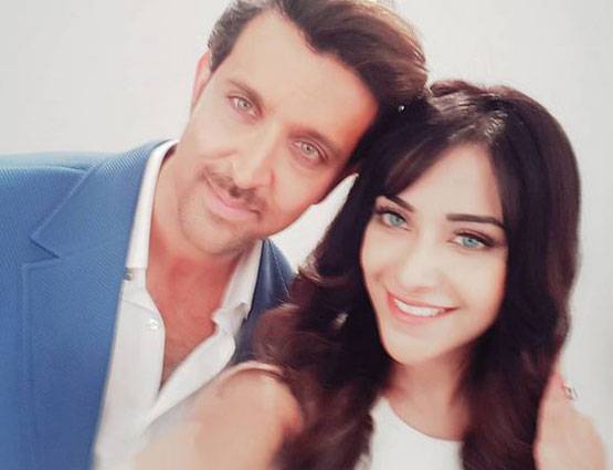 रितिक को नहीं पता, उनके साथ खड़ी ये एक्ट्रेस कौन हैं?