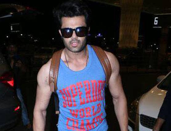 ‘DABANGG Tour’ के लिए रवाना हुए सलमान, सोहेल दिखे मां सलमा के साथ