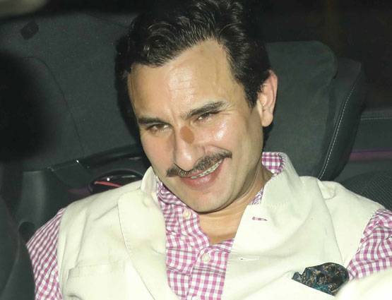 इतना सकुचाते हुए करीना कहां जा रही हैं...