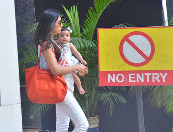 PHOTOS: बेटी मीशा और पत्नी मीरा के साथ लंच करने पहुंचे शाहिद