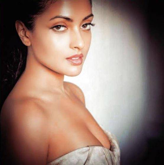 PHOTOS: एक समय MMS हुआ था लीक, अब कराया TOPLESS PHOTOSHOOT