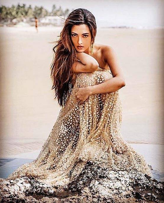 PHOTOS: एक समय MMS हुआ था लीक, अब कराया TOPLESS PHOTOSHOOT