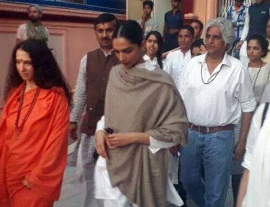 गंगा आरती करने ऋषिकेश पहुंची दीपिका, देखें PHOTOS