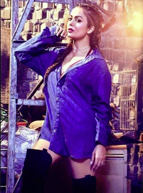 मैग्जीन के कवर पेज पर छाईं मलाइका और अमृता, देखें PHOTOS