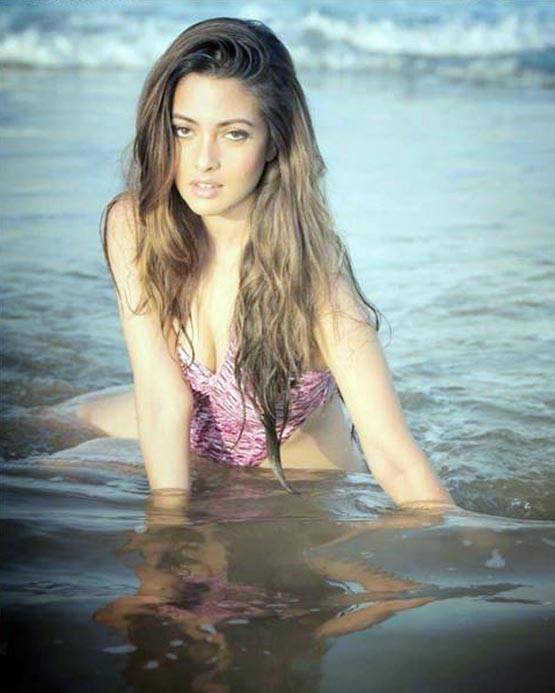 PHOTOS: एक समय MMS हुआ था लीक, अब कराया TOPLESS PHOTOSHOOT