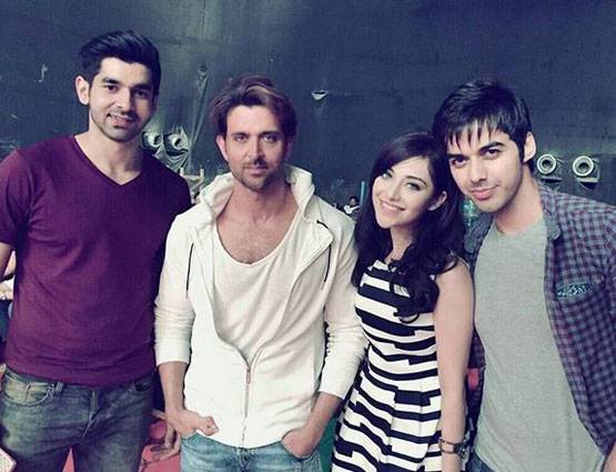 रितिक को नहीं पता, उनके साथ खड़ी ये एक्ट्रेस कौन हैं?