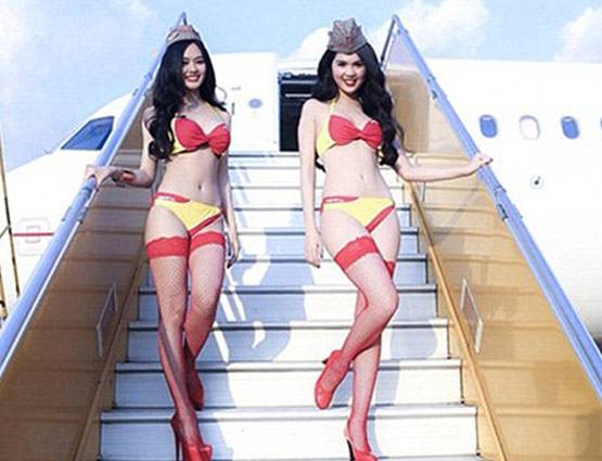 'बिकनी एयरहोस्टेस' करती हैं वेलकम, 6 महीने लगाती हैं पैसेंजर्स की लाइन