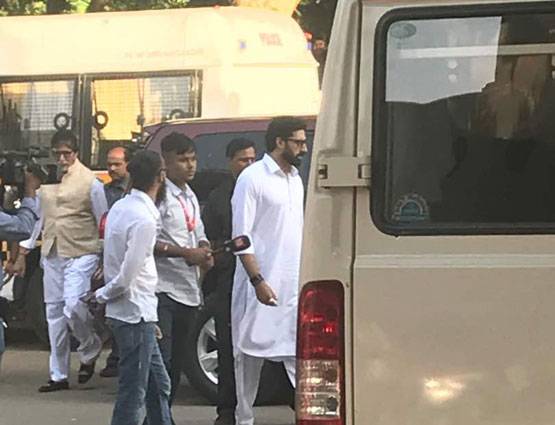 PHOTOS: विनोद खन्ना हुए पंचतत्व में विलीन, बॉलीवुड ने नम आंखों से दी विदाई