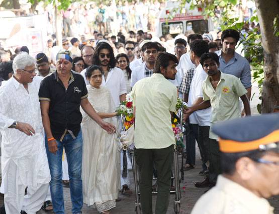 पापा के निधन पर ऐसे दिखे अक्षय खन्ना, अमिताभ समेत पहुंचे ये सेलेब्स