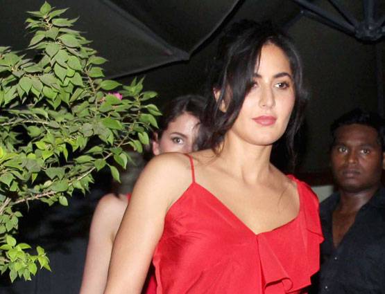 रेड टॉप में फैमिली के साथ दिखीं कटरीना, कहां थे 'बॉडीगार्ड'