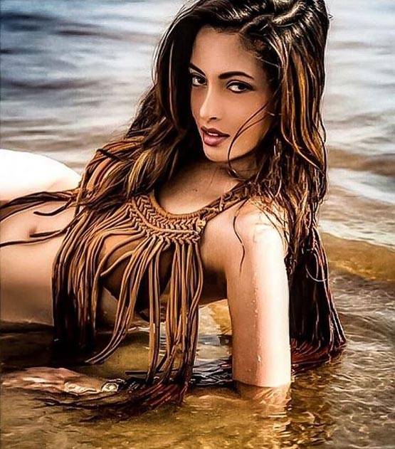PHOTOS: एक समय MMS हुआ था लीक, अब कराया TOPLESS PHOTOSHOOT