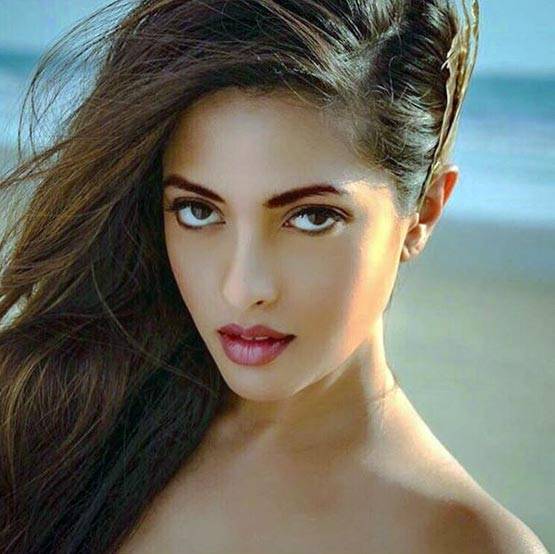 PHOTOS: एक समय MMS हुआ था लीक, अब कराया TOPLESS PHOTOSHOOT