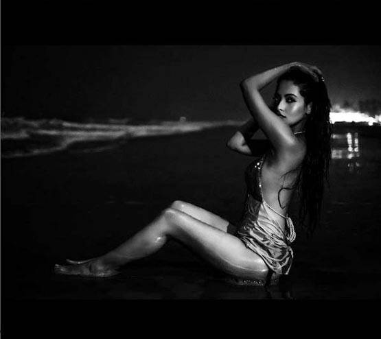 PHOTOS: एक समय MMS हुआ था लीक, अब कराया TOPLESS PHOTOSHOOT