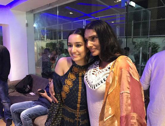 PHOTOS में देखें आशिकी गर्ल्स अनु अग्रवाल और श्रद्धा कपूर की मुलाकात