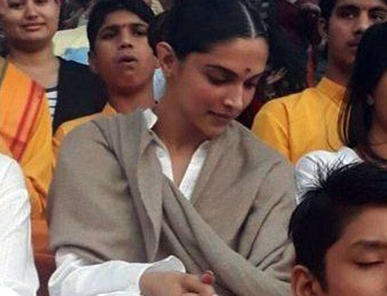 गंगा आरती करने ऋषिकेश पहुंची दीपिका, देखें PHOTOS