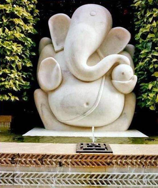 11 हजार करोड़ में बना है मुकेश का घर 'एंटीलिया', देखें PHOTOS