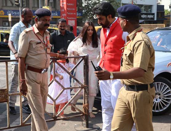 PHOTOS: शादी की 10वीं सालगिरह पर अभि-ऐश ने किया सिद्धिविनायक का दर्शन