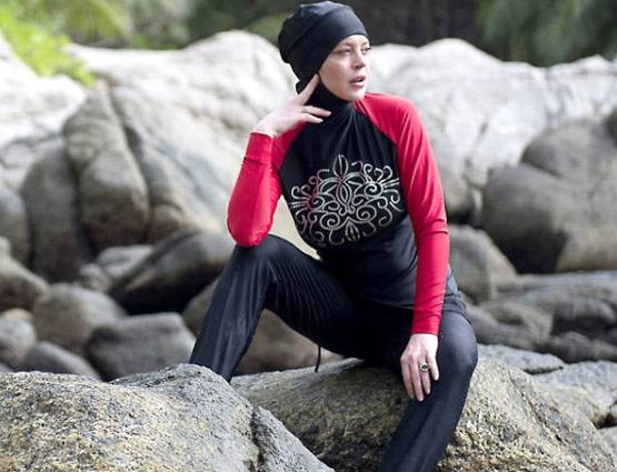 इस एक्ट्रेस से पहना बिकिनी पर बुर्का, PHOTOS हो रहीं वायरल