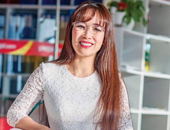 'बिकनी एयरहोस्टेस' करती हैं वेलकम, 6 महीने लगाती हैं पैसेंजर्स की लाइन