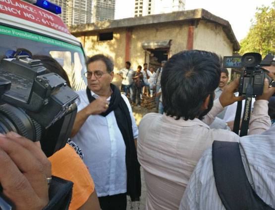 PHOTOS: विनोद खन्ना हुए पंचतत्व में विलीन, बॉलीवुड ने नम आंखों से दी विदाई