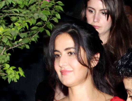 रेड टॉप में फैमिली के साथ दिखीं कटरीना, कहां थे 'बॉडीगार्ड'