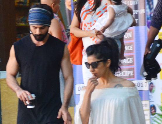 PHOTOS: बेटी मीशा और पत्नी मीरा के साथ लंच करने पहुंचे शाहिद