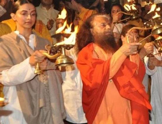 गंगा आरती करने ऋषिकेश पहुंची दीपिका, देखें PHOTOS