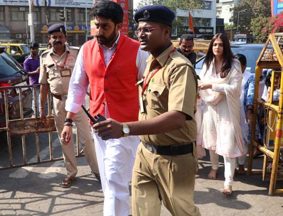 PHOTOS: शादी की 10वीं सालगिरह पर अभि-ऐश ने किया सिद्धिविनायक का दर्शन