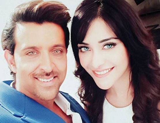 रितिक को नहीं पता, उनके साथ खड़ी ये एक्ट्रेस कौन हैं?