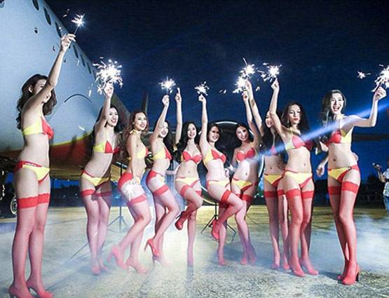 'बिकनी एयरहोस्टेस' करती हैं वेलकम, 6 महीने लगाती हैं पैसेंजर्स की लाइन