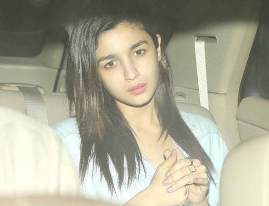 इतना सकुचाते हुए करीना कहां जा रही हैं...