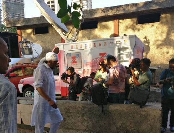 PHOTOS: विनोद खन्ना हुए पंचतत्व में विलीन, बॉलीवुड ने नम आंखों से दी विदाई