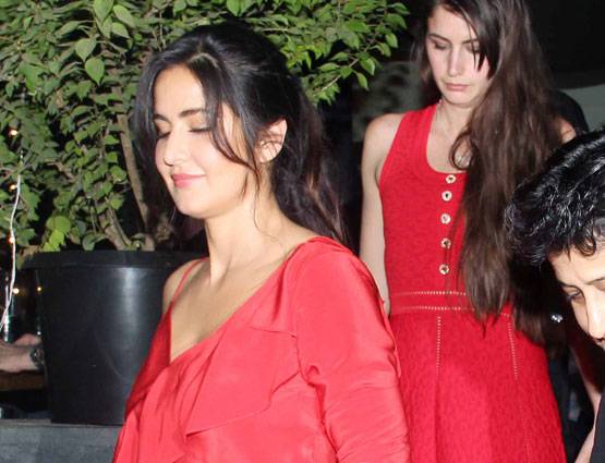 रेड टॉप में फैमिली के साथ दिखीं कटरीना, कहां थे 'बॉडीगार्ड'