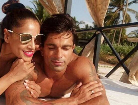 PHOTOS: गोवा में अपनी पहली वेडिंग एनिवर्सरी सेलिब्रेट कर रहे हैं करण और बिपाशा