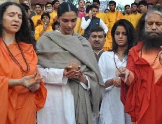 गंगा आरती करने ऋषिकेश पहुंची दीपिका, देखें PHOTOS