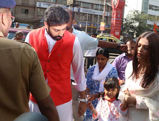 PHOTOS: शादी की 10वीं सालगिरह पर अभि-ऐश ने किया सिद्धिविनायक का दर्शन