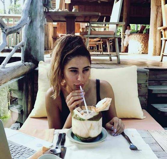 ये एक्ट्रेस है सोशल मीडिया की रॉकस्टार, वायरल हो रही हैं PHOTOS