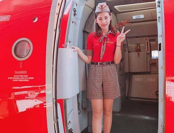'बिकनी एयरहोस्टेस' करती हैं वेलकम, 6 महीने लगाती हैं पैसेंजर्स की लाइन