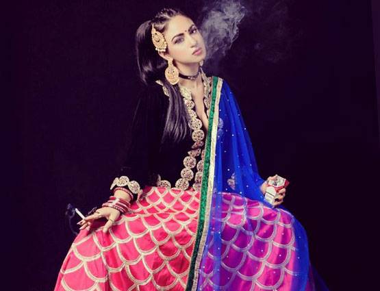 सेनेटरी पैड टैक्स फ्री चाहती है ये मॉडल, इन PHOTOS से सुर्खियों में