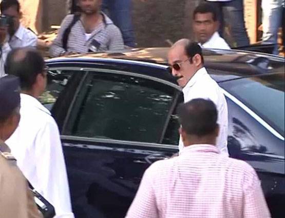 PHOTOS: विनोद खन्ना हुए पंचतत्व में विलीन, बॉलीवुड ने नम आंखों से दी विदाई