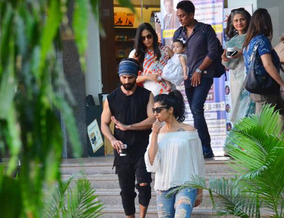 PHOTOS: बेटी मीशा और पत्नी मीरा के साथ लंच करने पहुंचे शाहिद