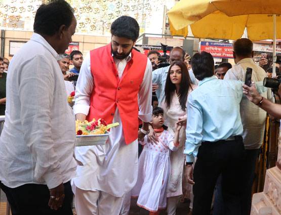 PHOTOS: शादी की 10वीं सालगिरह पर अभि-ऐश ने किया सिद्धिविनायक का दर्शन