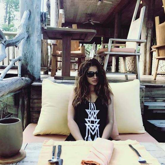 ये एक्ट्रेस है सोशल मीडिया की रॉकस्टार, वायरल हो रही हैं PHOTOS