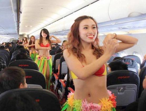'बिकनी एयरहोस्टेस' करती हैं वेलकम, 6 महीने लगाती हैं पैसेंजर्स की लाइन